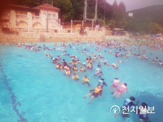 지난 18일 청소년을 위한 수학여행프로그램에 청소년들이 참가해 수영을 하고 있다. (제공: 연천군) ⓒ천지일보 2018.8.21
