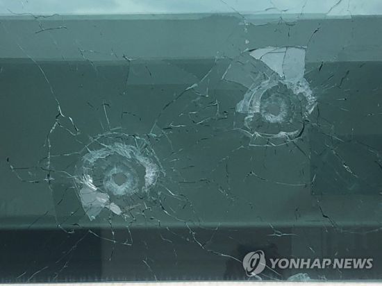 21일 경북 봉화군 소천면사무소 창문이 깨져 있다. 이날 오전 이곳에서 70대 남성이 엽총을 난사해 직원 2명이 숨졌다. (출처: 연합뉴스)