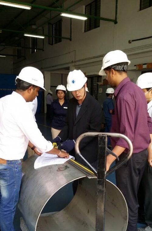 인도 현지 압력용기 제조업체에서 한국에너지공단 관계자가 열사용기자재 제조검사를 수행하고 있다. (제공: 한국에너지공단) ⓒ천지일보 2018.8.21
