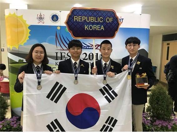 김소정(왼쪽) 양이 은메달을 목에 걸고 태극기를 들고 있는 모습 (제공: 함평군) ⓒ천지일보 2018.8.22