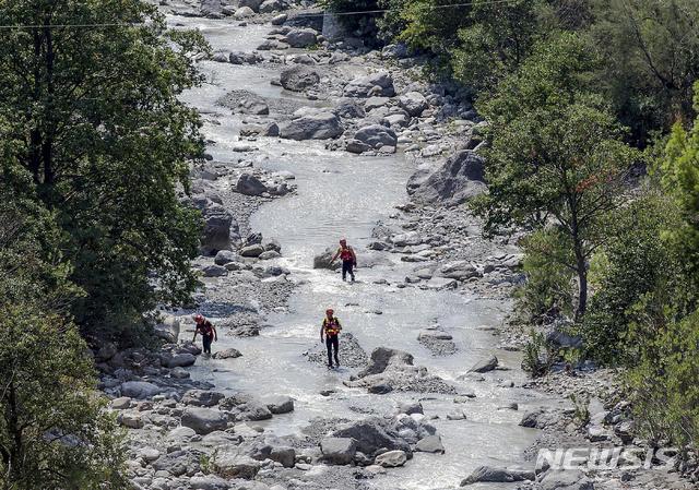 【칼라브리아(이탈리아)=AP/뉴시스】21일(현지시간) 이탈리아 남부 칼라브리아주 소재 폴리노 국립공원의 협곡에서 구조대원들이 실종자를 수색하고 있다. 구조 당국은 전날 이 지역을 강타한 폭우로 10명이 숨졌다고 밝혔다. 2018.08.22