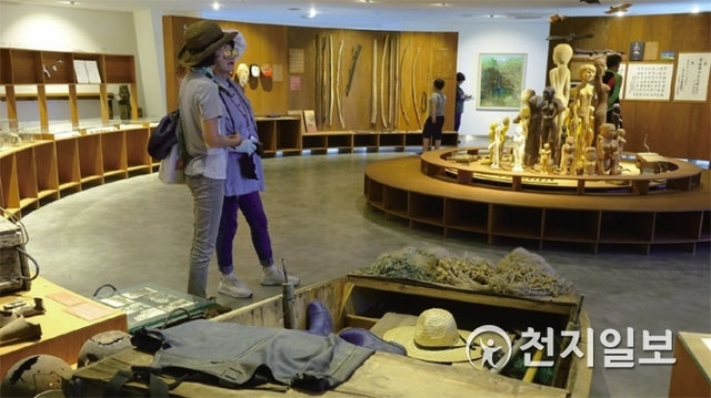한탄강댐 물문화관에 마련된 ‘연천군, 사람을 만나다’ 기획전시 공간. ⓒ천지일보 2018.8.24