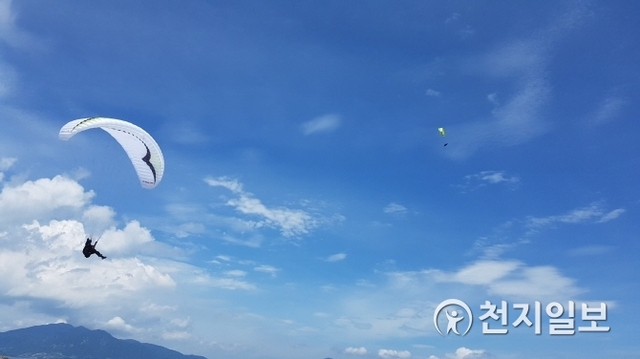 지난해 여수시장기 전국패러글라이딩 대회 참가자들이 하늘을 날고 있다. (제공: 여수시) ⓒ천지일보 2018.8.24