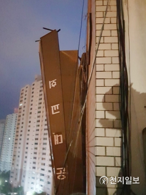 24일 오전 4시 37분께 부산 사하구 다대동의 한 건물 6층 옥상의 교회 첨탑이 부러져 넘어져 있다. (제공: 부산경찰청) ⓒ천지일보 2018.8.24