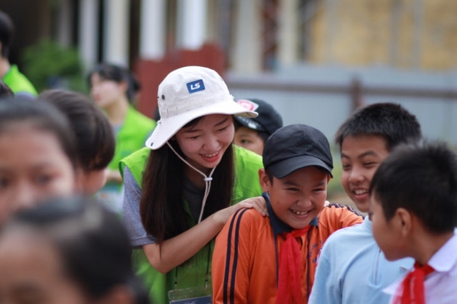 LS 대학생해외봉사단 22기 단원이 베트남 하이퐁시에서 현지 초등학생들과 체육활동을 하고 있다. (제공: LS그룹)