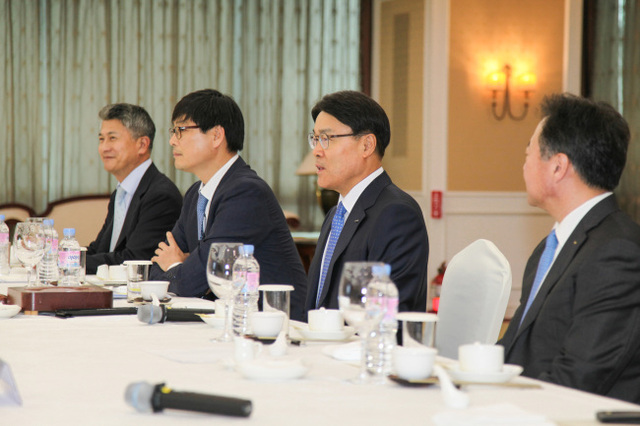 최정우 포스코 회장(왼쪽 세 번째)이 24일 철강협회 임시총회에서 회장으로 선임됐다. (제공: 철강협회)