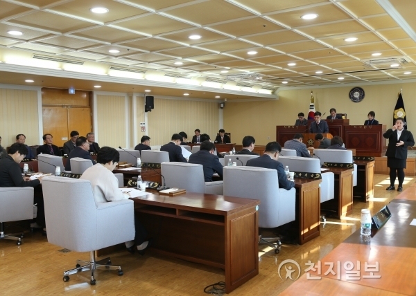 충남 아산시의회가 30일 오전 본회의장에서 제199회 제2차 정례회 제2차 본회의를 열고 있다. ⓒ천지일보 2017.11.30