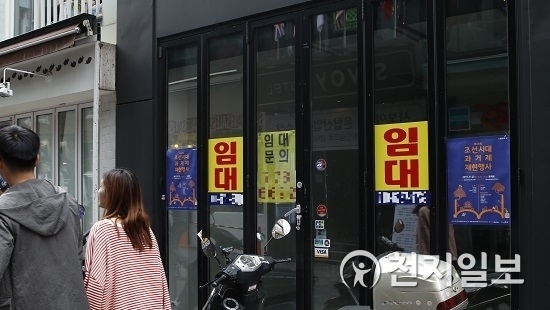 서울 중구 명동 거리에 문을 닫은 가게의 모습. ⓒ천지일보
