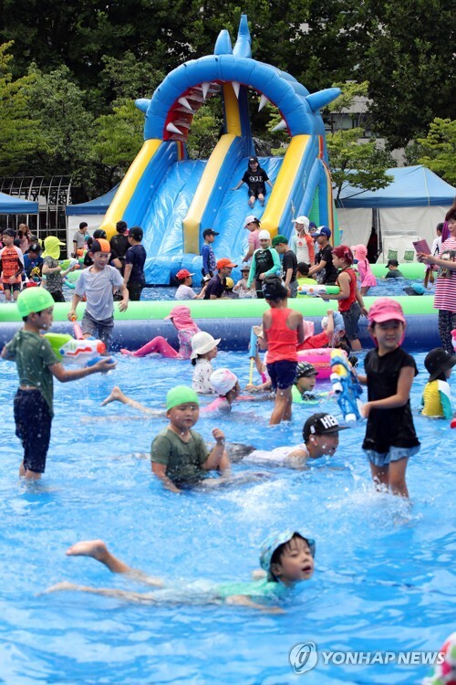 (서울=연합뉴스) 25일 오후 서울 종로구 혜화초등학교에서 열린 2018 아이들 거리축제에서 어린이들이 물놀이를 즐기고 있다.