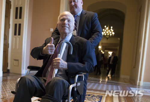 존 매케인 미국 공화당 상원의원이 지난 지난해 12월 휠체어를 타고 이동하는 모습. (출처: 뉴시스)