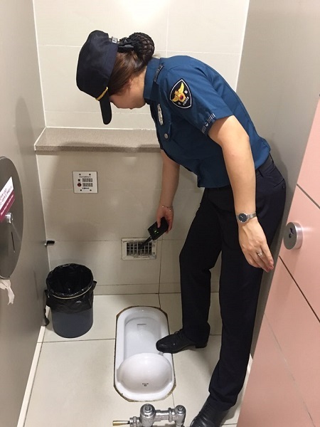 의정부경찰서 여경이 화장실 내에 최첨단 적외선과 전파 탐지형 장비를 이용한 ‘몰카’ 점검을 하고 있다. (제공: 의정부경찰서)