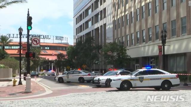 26일(현지시간) 미국 플로리다 주의 잭슨빌의 한 쇼핑몰에서 발생한 총격 사건으로 최소한 4명이 사망하고 7명의 부상자들이 병원으로 이송된 것으로 전해졌다. 사진은 잭슨빌의 한 쇼핑몰 전경 (출처: 뉴시스)