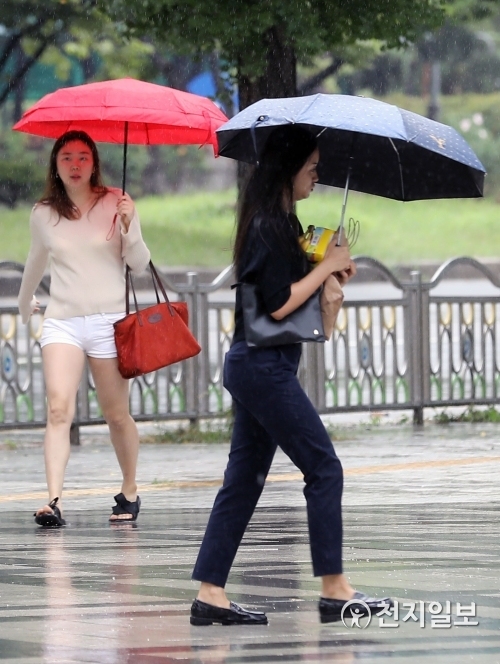 [천지일보=남승우 기자] 전국 대부분의 지역에 비가 내리는 27일 서울 영등포구 국회대로 인근에서 시민들이 우산을 쓴채 발걸음을 재촉하고 있다. ⓒ천지일보 2018.8.27