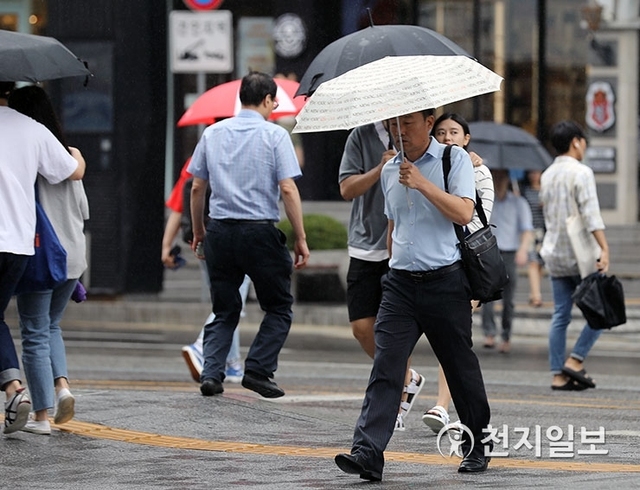 [천지일보=남승우 기자] 전국 대부분의 지역에 비가 내리는 27일 서울 강남역 인근에서 시민들이 우산을 쓴 채 발걸음을 재촉하고 있다. ⓒ천지일보 2018.8.27