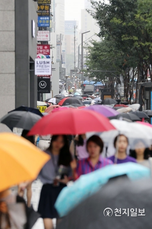 [천지일보=남승우 기자] 전국 대부분의 지역에 비가 내리는 27일 서울 강남역 인근에서 시민들이 우산을 쓴 채 발걸음을 재촉하고 있다. ⓒ천지일보 2018.8.27