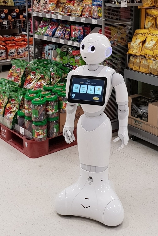 이마트가 지난 5월 첫선을 보인 휴머노이드 로봇 ‘Pepper(페퍼)’. (제공: 이마트)