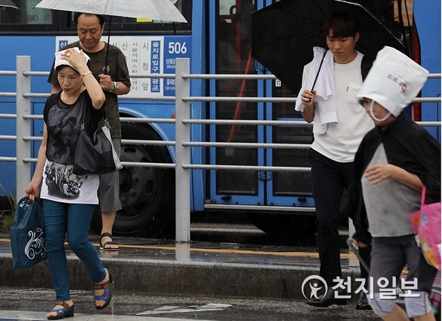 [천지일보=남승우 기자] 전국적으로 흐린 날씨가 예보된 28일 서울역 인근에서 시민들이 비를 피하고 있다. ⓒ천지일보 2018.8.28