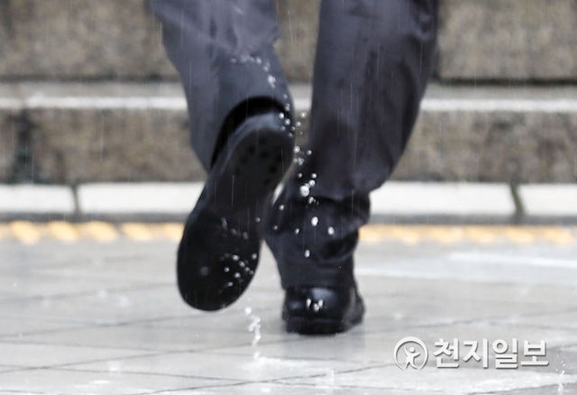 [천지일보=남승우 기자] 전국적으로 흐린 날씨가 예보된 28일 서울역 인근에서 한 시민이 비를 피하기 위해 발걸음을 재촉하고 있다. ⓒ천지일보 2018.8.28