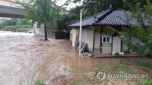 28일 오후 4시 9분께 충북 제천시에서 폭우로 불어난 물에 주택이 고립됐다. 다행히 건물 내부에 있던 김모(86, 청각장애인) 할머니는 긴급출동한 119구조대에 의해 가까스로 건물을 빠져나왔다. (출처: 연합뉴스)