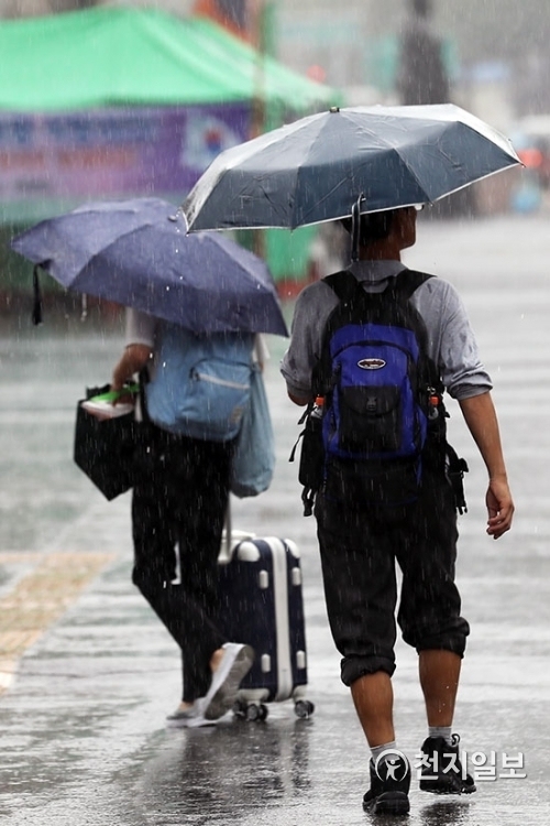 [천지일보=남승우 기자] 전국적으로 흐린 날씨가 예보된 28일 서울역 인근에서 시민들이 우산을 쓴 채 발걸음을 재촉하고 있다. ⓒ천지일보 2018.8.28