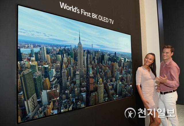 LG전자가 오는 31일 독일 베를린에서 열리는 ‘IFA 2018’에서 8K 해상도(7680×4320) 88인치 올레드(OLED) TV를 세계 최초로 공개한다고 29일 밝혔다. 사진은 LG전자 모델들이 8K 올레드 TV를 살펴보는 모습. (제공: LG전자) ⓒ천지일보 2018.8.29