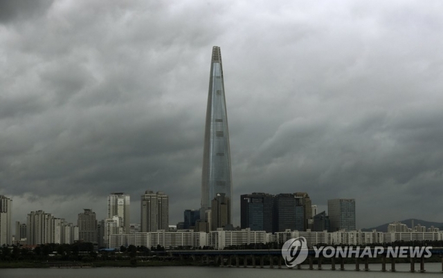 14일 오후 서울 송파구 롯데월드타워 인근 하늘에 먹구름이 짙게 끼어있다. (출처: 연합뉴스)