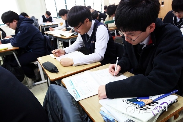 17일 서울 용산구 용산고등학교의 고3 학생들이 교실에서 자습을 하고 있다. 지난 16일 예정됐던 2018학년도 대학수학능력시험(수능)은 오는 23일로 연기됐다. ⓒ천지일보