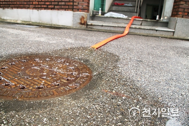[천지일보=임혜지 기자] 30일 오전 전날 내린 폭우로 침수 피해를 입은 서울 은평구 응암동 주택가 내 한 주택에 설치된 양수기에서 물이 흘러나오고 있다. ⓒ천지일보 2018.8.30