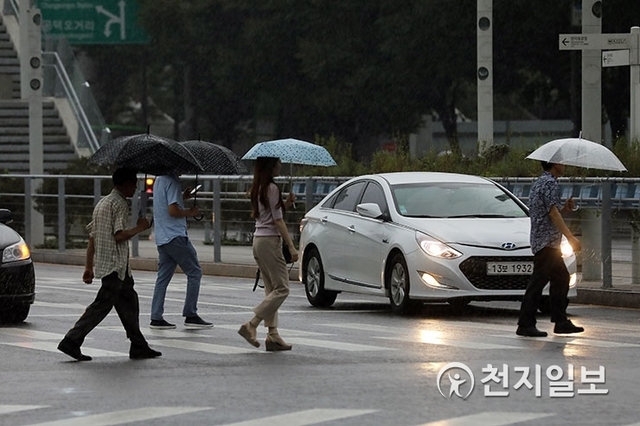 [천지일보=남승우 기자] 30일 오후 서울역 인근에서 시민들이 우산을 쓴 채 발걸음을 재촉하고 있다. ⓒ천지일보 2018.8.30