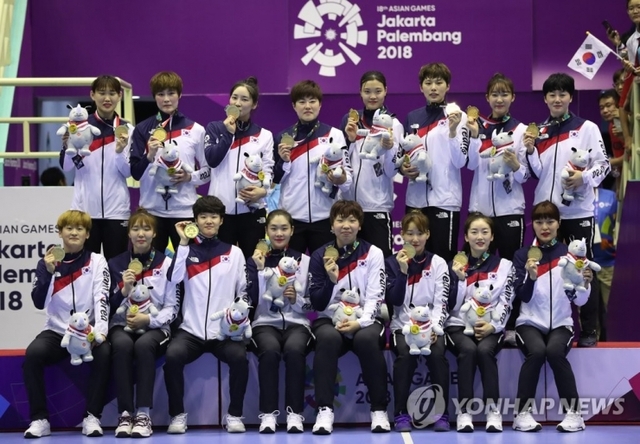 (자카르타=연합뉴스) 30일(현지시간) 인도네시아 자카르타 포키 찌부부르 스타디움에서 열린 2018 자카르타-팔렘방 아시안게임 여자 핸드볼 결승 한국과 중국의 경기가 한국의 승리로 끝났다.한국 선수들이 시상대에 올라 금메달을 받고 기념사진을 찍고 있다.2018.8.30