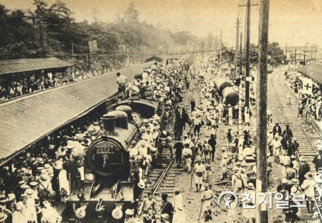 1923년 9월 1일 발생된 일본 관동대지진으로 인해 안전한 지역으로 벗어나고자 열차타기 위해 혼란스러운 모습 (제공: 정성길 사진연구가) ⓒ천지일보 2018.9.1