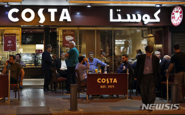지난해 11월10일 레바논 베이루트의 코스타 매장에 시민들이 앉아있는 모습. (출처: 뉴시스)