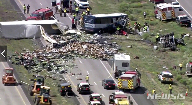 지난달 30일(현지시간) 대형 트레일러가 49명이 탑승한 버스와 정면 충돌해 최소 8명이 숨지는 사고가 발생한 뉴멕시코주 토레우 인근의 주간 고속도로 현장에서 사고 수습이 이뤄지고 있다. (출처: 뉴시스)