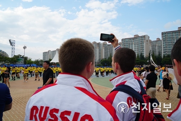 [천지일보 창원=이선미 기자] 러시아 선수가 600여명이 연출하는 ‘플래시몹’을 카메라에 담고 있다. 1일 '창원세계사격선수권대회' 개회식 전 봉사자들이 플래시몹을 선보였다. ⓒ천지일보 2018.9.1