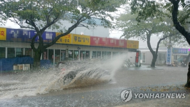 1일 호우특보로 많은 비가 내린 제주 서귀포시 천제연로에서 고인 빗물을 뚫고 차량이 이동하고 있다. (출처: 연합뉴스)
