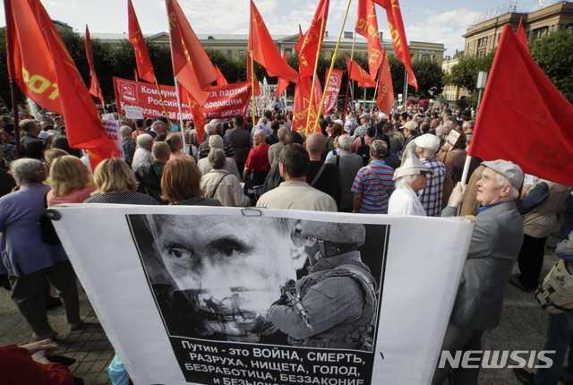【상트페테르부르크(러시아)=AP/뉴시스】러시아 상트페테르부르크에서 2일 공산당 주도로 연금 수령 개시 연령을 높이려는 정부의 연금개혁안에 반대하는 항의 시위가 열리고 있다. 블라디미르 푸틴 러시아 대통령에 대한 지지율이 급락하는 가운데 이날 러시아 전역에서 항의 시위가 펼쳐졌다. 2018.9.2