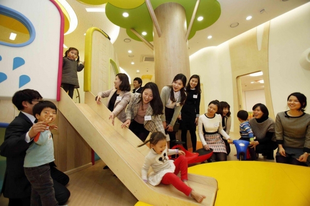 서울 중구 한화생명빌딩에 설치된 한화그룹 직장 어린이집에서 아이들이 부모와 함께 놀고 있다. (제공: 한화그룹)