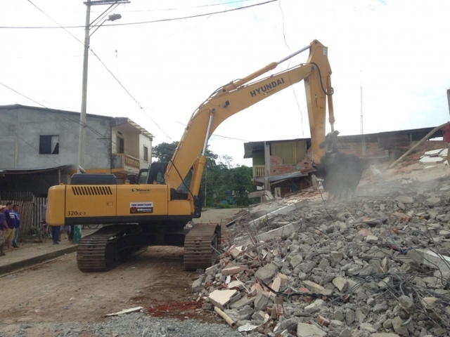 지난 2016년 중남미 에콰도르에서 대지진 피해 복구 작업 중인 현대건설기계 굴삭기. (제공: 현대건설기계)