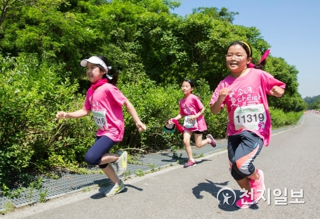 여학생들이 건강한 신체와 인성을 가질 수 있도록 돕는 현대해상 사회공헌 프로그램인 ‘소녀, 달리다’ 행사 모습 (제공: 현대해상) ⓒ천지일보 2018.9.3