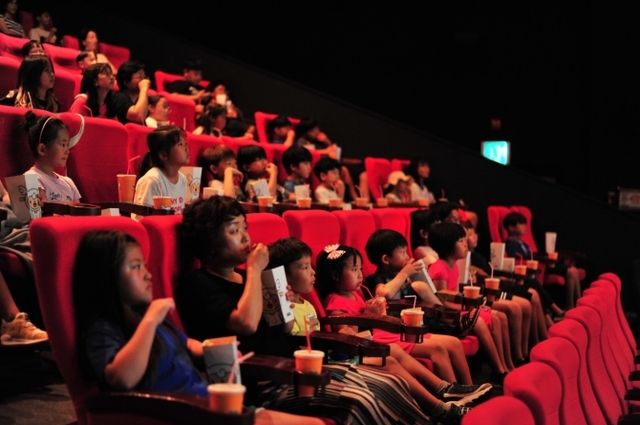 인천광역시 강화군에 위치한 '강화 작은영화관'에서 CJ나눔재단이 개최한 작은영화관 객석나눔에 참여한 지역아동센터 어린이 80여명이 영화 '몬스터 호텔3'를 관람하고 있다. (제공: CJ그룹)