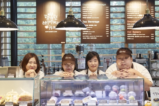 SPC그룹이 서울시, 푸르메재단과 함께 장애인 일자리 창출을 위해 출범한 '행복한베이커리&카페' 직원들이 밝게 웃고 있다. (제공: SPC그룹)