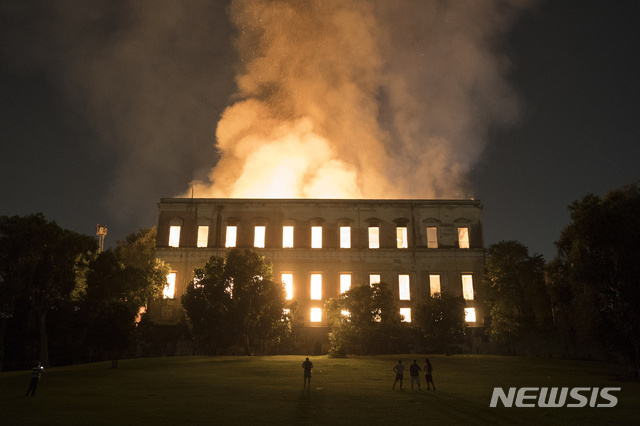 브라질 리우데자네이루에 위치한 국립박물관에서 2일(현지시간) 대형 화재가 발생해 건물이 거의 전소했다. 사진은 이날 불길에 휩싸인 박물관의 모습. (출처: 뉴시스)