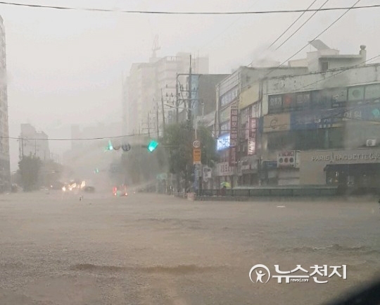 23일 오전 9시 20분을 기해 인천(강화군·옹진군 제외)에 호우경보가 발효된 가운데 인천 남구 제물포역 인근 도로가 폭우에 잠겼다. ⓒ천지일보