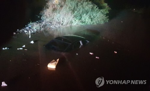 지난 3일 밤 많은 비가 내리면서 충남 공주시 우성면 한 도로가 폭우에 침수돼 있다. (출처:연합뉴스)ⓒ천지일보 2018.9.4