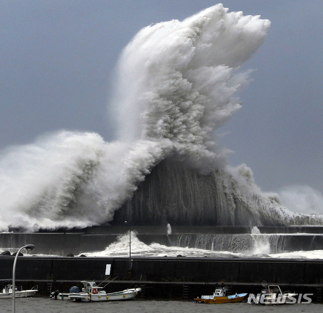 제21호 태풍 제비가 일본 남서부 지역을 상륙한 4일 고치현 아키시의 항구 앞바다에서 거대한 파도가 솟구쳐 오르고 있다. (출처: 뉴시스)