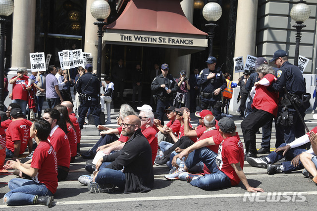 (샌프란시스코 =AP/뉴시스) 미국 캘리포니아주 샌프란시스코 시내 메리어트 웨스틴 세인트 프랜시스 호텔 앞에서 3일(현지시간) 종업원 900여명이 노동절 집회와 파업 투표를 진행하던 중 경찰에 체포되고 있다. 이날 75명이 체포되었다.