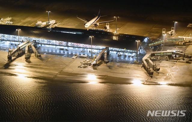 지난 4일 밤 제21호 태풍 ‘제비’의 영향으로 침수돼 있는 일본 간사이공항 모습. (출처: 뉴시스) 2018.9.5