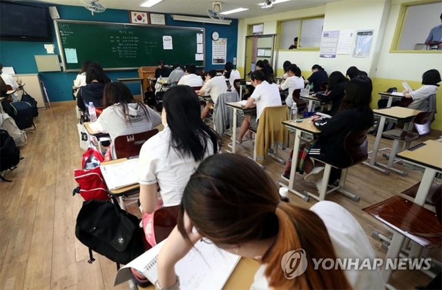 (서울=연합뉴스) 2019학년도 수능 9월 모의평가가 열린 5일 오전 서울 여의도여고에서 학생들이 시험을 준비하고 있다.