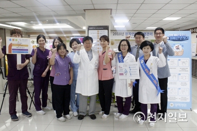 부산 광혜병원이 5~6일 양일간 ‘2018 환자안전 및 감염관리 주간행사’를 개최한 가운데 관계자들이 기념촬영을 하고 있다. (제공: 부산 광혜병원) ⓒ천지일보 2018.9.5