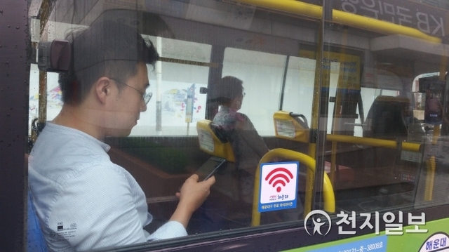 부산 해운대구가 부산 최초로 관내 마을버스 8개 전 노선, 21대의 마을버스에 무료 무선인터넷 서비스를 시행한다. (제공: 부산 해운대구청) ⓒ천지일보 2018.9.5